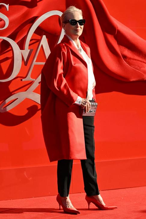 
                Успех на 500 миллионов долларов. Все образы главных звезд "Дьявол носит Prada 2" на премьерах по всему миру            