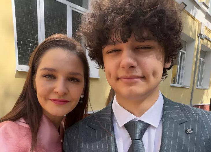
                Сын Глафиры Тархановой выпустился из школы            