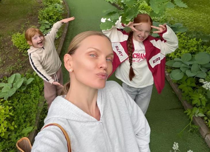 Елена Кулецкая выложила кадры из поездки в санаторий с мужем и двумя дочерьми
Елена Кулецкая выложила кадры из поездки в санаторий с мужем и двумя дочерьми