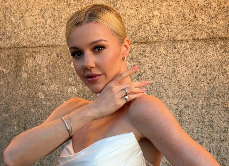 
                Юлианна Караулова отметила "Алые паруса" в платье невесты            