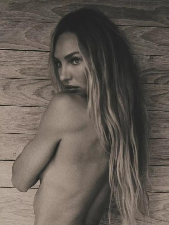 
                Кэндис Свейнпол впечатлила подписчиков новой откровенной фотосессией            