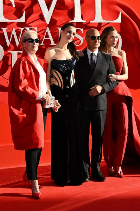 
                Успех на 500 миллионов долларов. Все образы главных звезд "Дьявол носит Prada 2" на премьерах по всему миру            