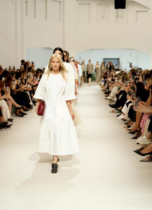 
                От очков авторства Антона Беляева до костюмов для яхт: дайджест fashion-новостей            