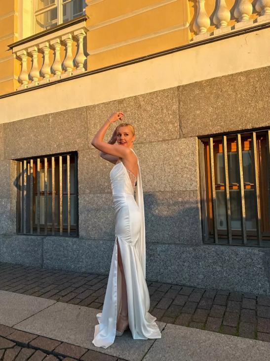 
                Юлианна Караулова отметила "Алые паруса" в платье невесты            