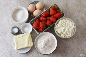 Пирог с клубникой и творогом Пирог с клубникой и творогом