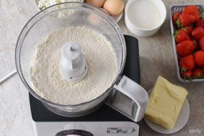 Пирог с клубникой и творогом Пирог с клубникой и творогом