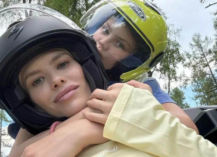 
                Елена Перминова отправилась в отпуск со всеми четырьмя детьми            