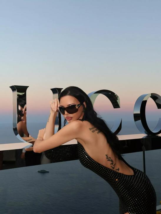 
                Оксана Самойлова в стразах посетила спецмероприятие Gucci            