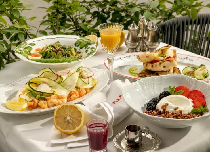 
                Московские завтраки на любой вкус &ndash; от глазуньи с чоризо на сковородке до черной икры в мельхиоровой вазочке            