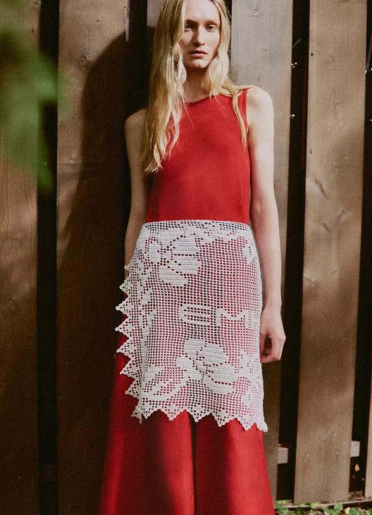 
                Коттеджкор, культурный код и круизная эстетика: что нового в коллекциях локальных брендов            