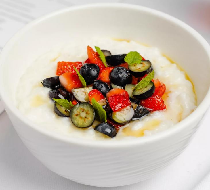 
                Московские завтраки на любой вкус &ndash; от глазуньи с чоризо на сковородке до черной икры в мельхиоровой вазочке            
