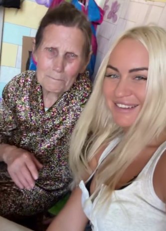 Элина Рахимова впервые за 3 года навестила бабушку