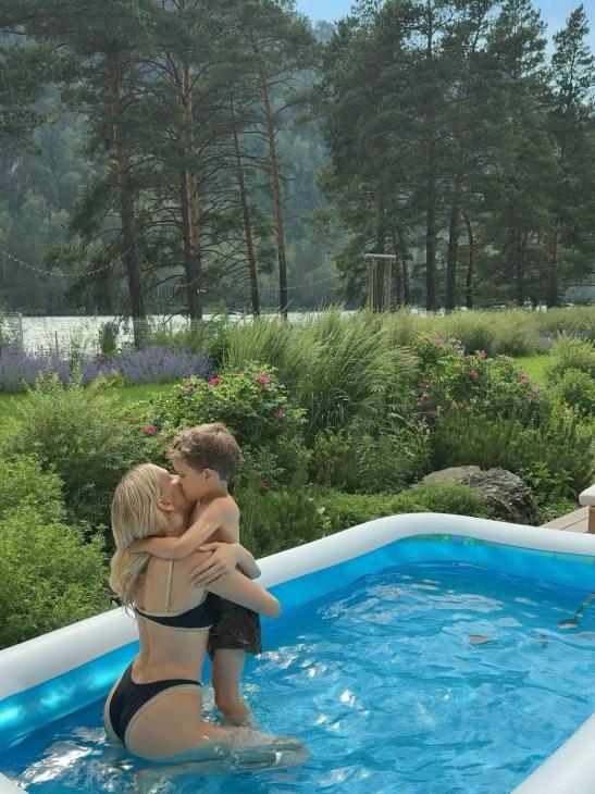 
                Елена Перминова отправилась в отпуск со всеми четырьмя детьми            