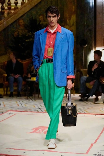 Лето в стиле Versace: как повторить образ в эстетике бренда Лето в стиле Versace: как повторить образ в эстетике бренда