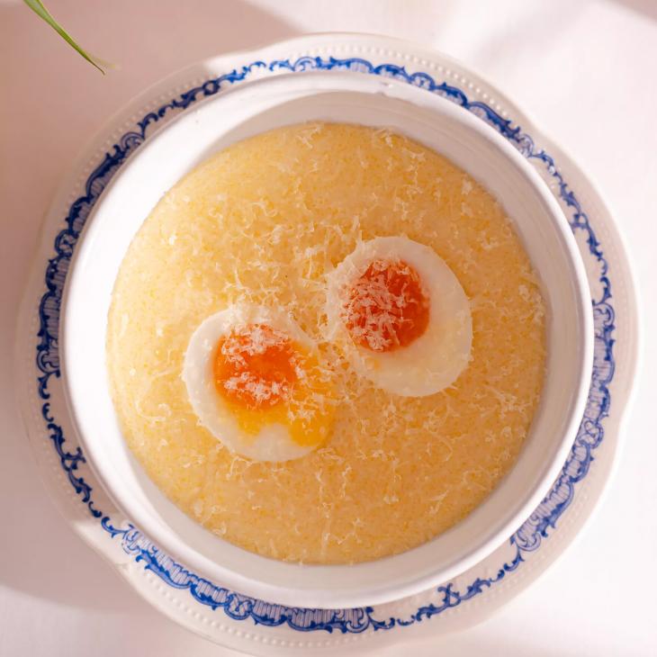 
                Московские завтраки на любой вкус &ndash; от глазуньи с чоризо на сковородке до черной икры в мельхиоровой вазочке            