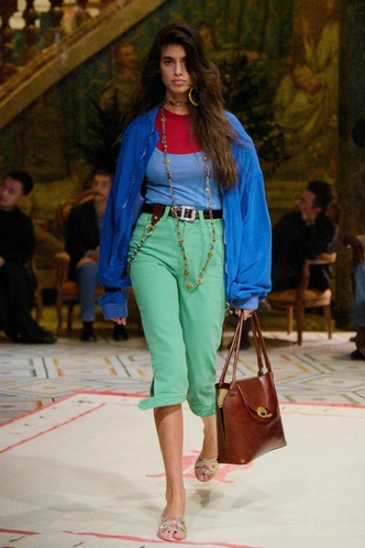 Лето в стиле Versace: как повторить образ в эстетике бренда Лето в стиле Versace: как повторить образ в эстетике бренда
