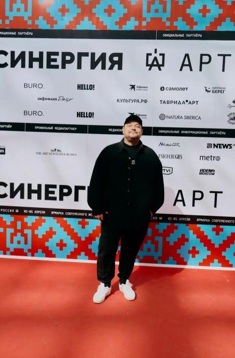 
                "Удивительное пространство свободы творчества": Сергей Жуков побывал на ярмарке "Арт Россия"            