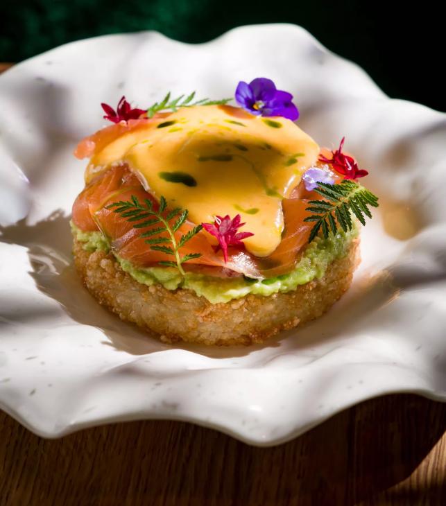 
                Московские завтраки на любой вкус &ndash; от глазуньи с чоризо на сковородке до черной икры в мельхиоровой вазочке            