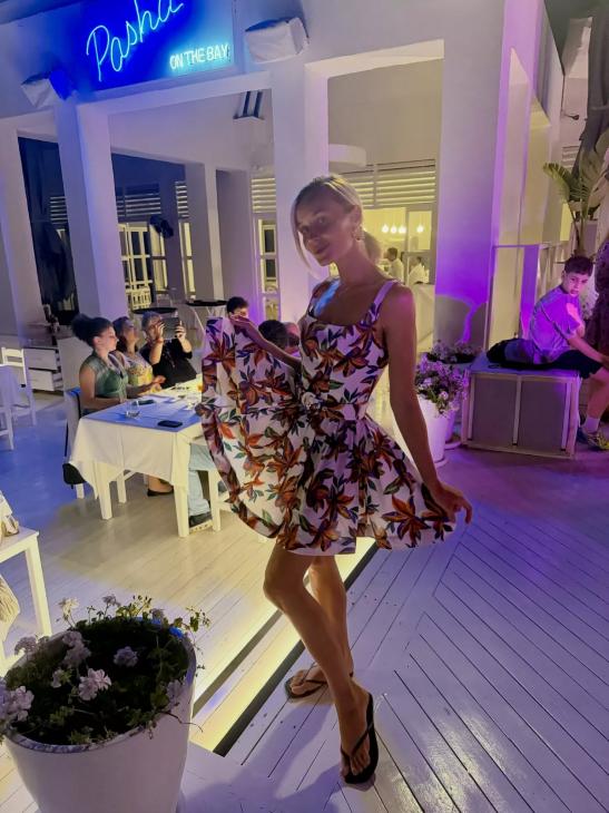 
                Полина Гагарина показала идеально стройную фигуру в бикини            