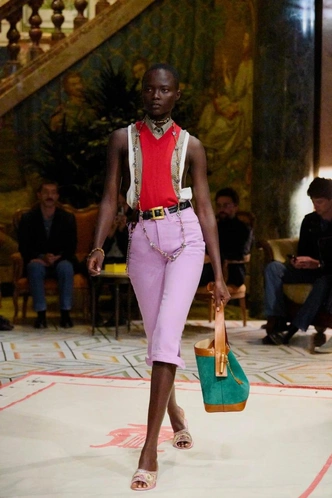 Лето в стиле Versace: как повторить образ в эстетике бренда Лето в стиле Versace: как повторить образ в эстетике бренда