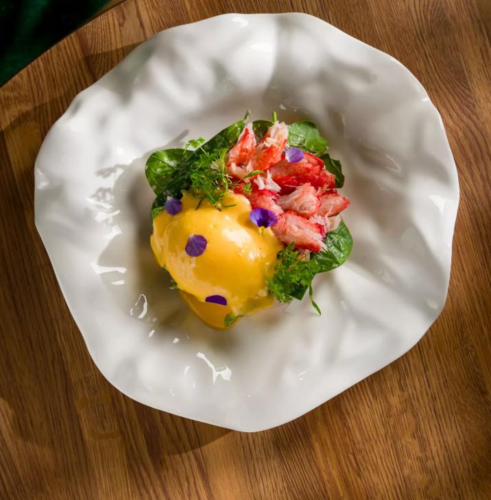 
                Московские завтраки на любой вкус &ndash; от глазуньи с чоризо на сковородке до черной икры в мельхиоровой вазочке            