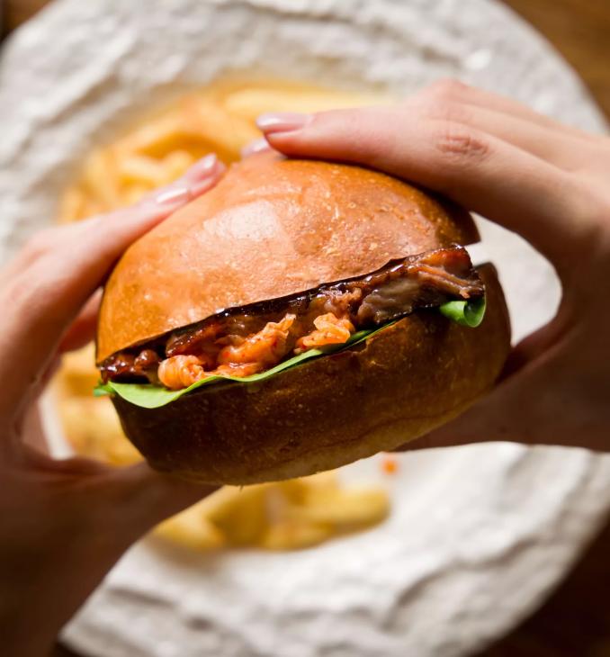 
                Московские завтраки на любой вкус &ndash; от глазуньи с чоризо на сковородке до черной икры в мельхиоровой вазочке            