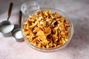 Лисички маринованные
