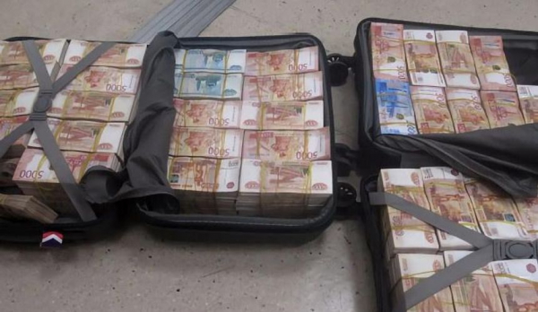 Пассажир решил улететь из Махачкалы с двумя чемоданами денег