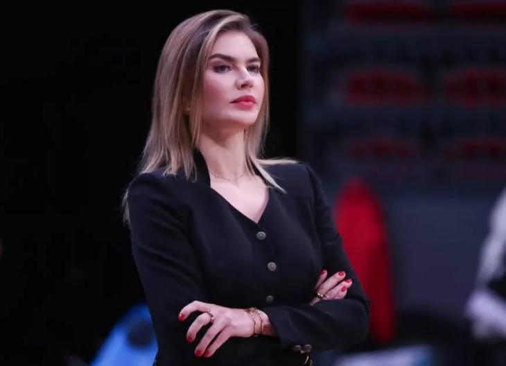 
                Алина Кабаева удивила безупречным шпагатом            