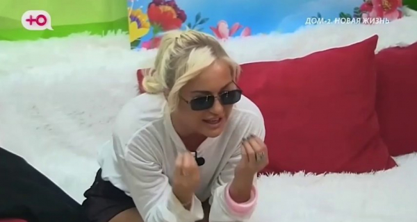 Элина Рахимова стала соведущей Нелли Ермолаевой Элина Рахимова стала соведущей Нелли Ермолаевой