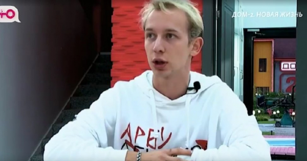 Артём Рышковский рад помощи Элины Рахимовой при выборе одежды Артём Рышковский рад помощи Элины Рахимовой при выборе одежды