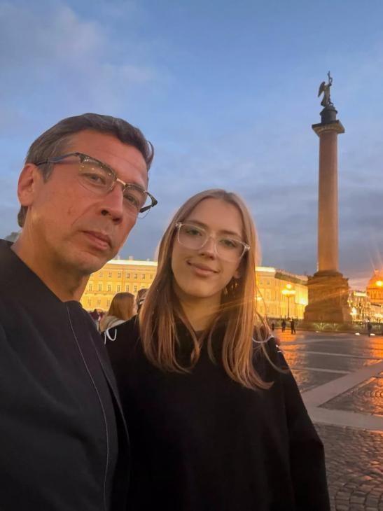 Андрей Мерзликин поздравил дочь с 16‑летием
Андрей Мерзликин поздравил дочь с 16‑летием