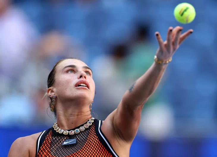 
                Арина Соболенко вышла на корт в прозрачной форме и роскошном &laquo;обвесе&raquo;            