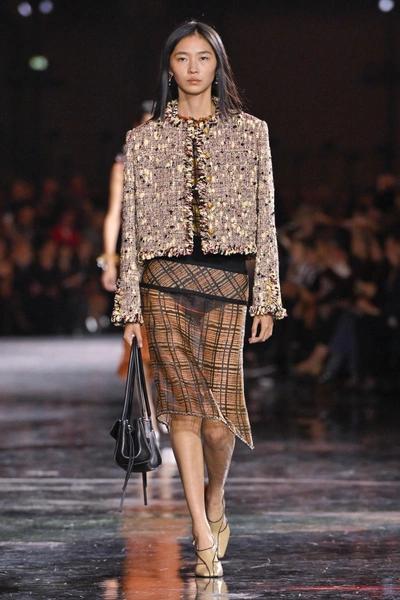Твидовый жакет в стиле Chanel — модная необходимость этой осени Твидовый жакет в стиле Chanel — модная необходимость этой осени