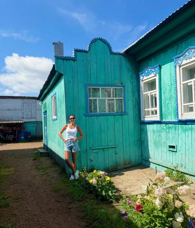 
                Семейный выезд: как Алсу проводит время на природе с родителями            