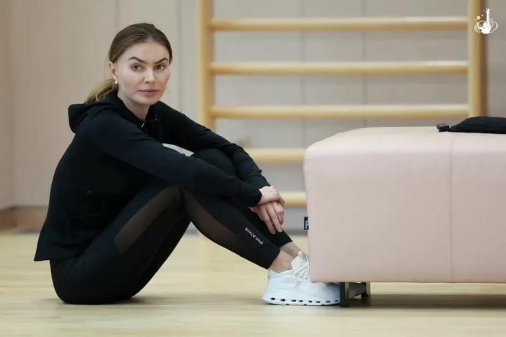 
                Алина Кабаева удивила безупречным шпагатом            