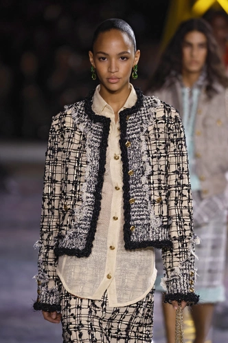 Твидовый жакет в стиле Chanel — модная необходимость этой осени Твидовый жакет в стиле Chanel — модная необходимость этой осени