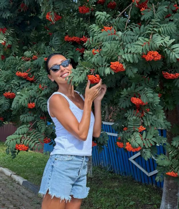 
                Семейный выезд: как Алсу проводит время на природе с родителями            