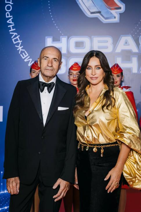 Элегантный фурор: Ольга Крутая на «Новой волне 2026»
Элегантный фурор: Ольга Крутая на «Новой волне 2026»