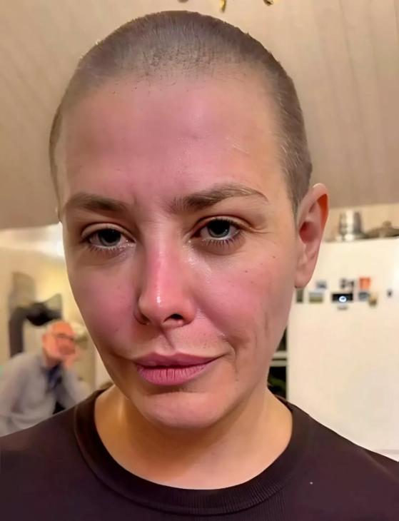 Екатерина Волкова вновь побрилась наголо
Екатерина Волкова вновь побрилась наголо