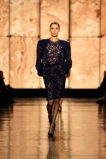 Белла Хадид вернулась на подиум на показе Saint Laurent Белла Хадид вернулась на подиум на показе Saint Laurent