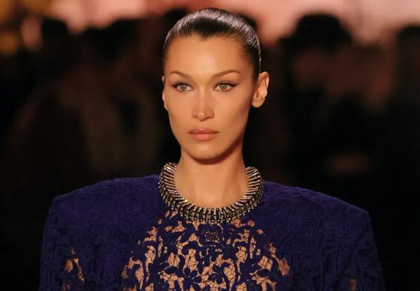 Белла Хадид вернулась на подиум на показе Saint Laurent Белла Хадид вернулась на подиум на показе Saint Laurent