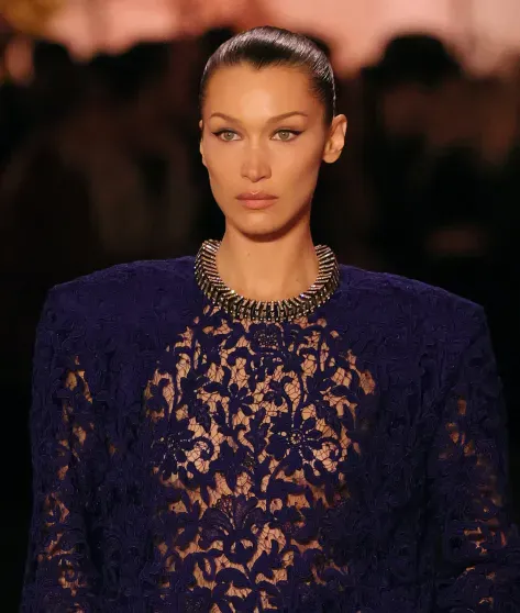 Белла Хадид вернулась на подиум на показе Saint Laurent