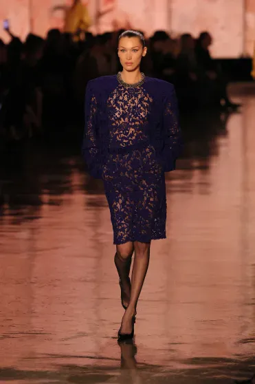 Белла Хадид вернулась на подиум на показе Saint Laurent Белла Хадид вернулась на подиум на показе Saint Laurent