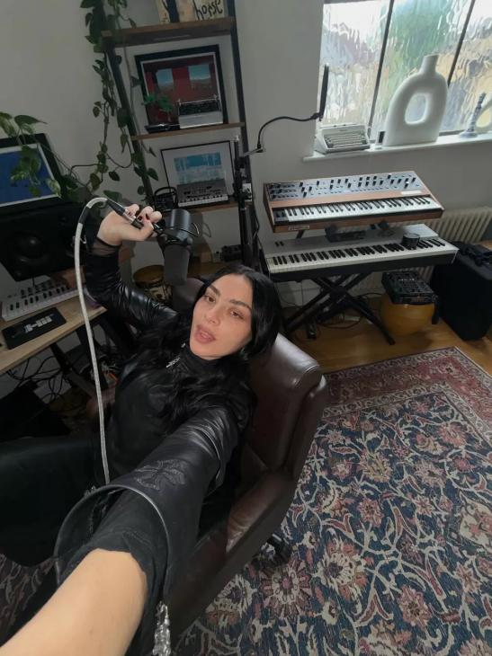 
                Charli XCX раскрыла, почему пропала из медиа на целый год            