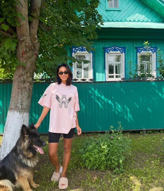 
                Семейный выезд: как Алсу проводит время на природе с родителями            