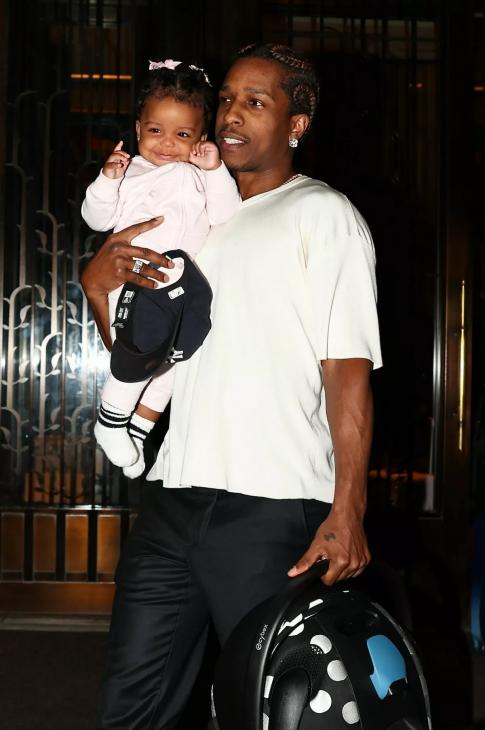 
                Рианна и A$AP Rocky вместе с детьми готовятся к европейскому туру            