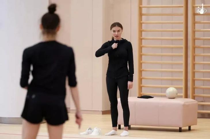 
                Алина Кабаева удивила безупречным шпагатом            