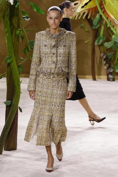 Твидовый жакет в стиле Chanel — модная необходимость этой осени Твидовый жакет в стиле Chanel — модная необходимость этой осени