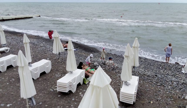 Гроза накрыла Сочи, туристам не рекомендуют купаться в море Гроза накрыла Сочи, туристам не рекомендуют купаться в море